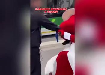 Milano, Gabibbo aggredito durante servizio su salto del tornello in metro: spintonanto e buttato a terra, 1&ordf; volta in 36 anni - VIDEO