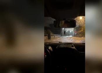 Mareggiata a Scilla (Reggio Calabria), macchine sommerse dal mare e travolte dalle onde all'ingresso della galleria -  VIDEO