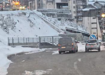 Francia, bus con 15 turisti israeliani ribaltato in un pendio a Belleville, nell&rsquo;incidente morta 12enne, 14 feriti - VIDEO