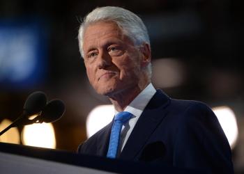 Caso Epstein, Bill Clinton al Congresso per testimoniare, l&rsquo;ex presidente presente nei file fotografato con donne in una jacuzzi