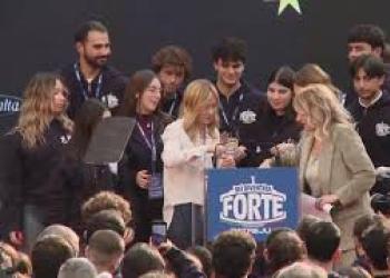 "Sto a mor&igrave;", il fuori onda di Giorgia Meloni dopo 1 ora di discorso ad Atreju