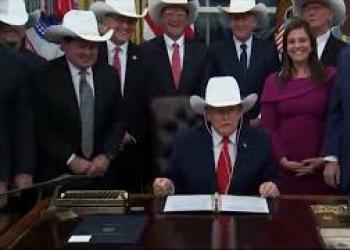 Trump riceve cappello texano da squadra hockey che batt&eacute; l'Urss alle Olimpiadi invernali del 1980