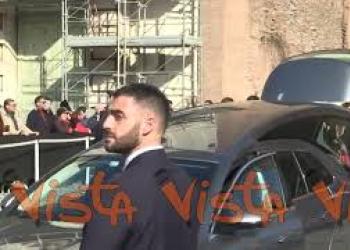 Funerali Valentino, l'applauso per il feretro all'uscita dalla Chiesa di Santa Maria degli Angeli