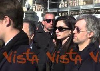 Anne Hathaway e il marito Adam Shulman ai funerali di Valentino a Roma
