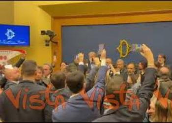 Bella Ciao, opposizioni occupano Sala Stampa a Montecitorio per impedire conferenza su remigrazione