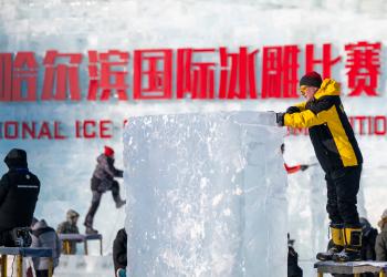 Cina: iniziata a Harbin competizione di sculture di ghiaccio (1)
