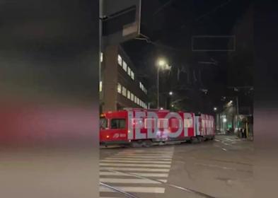 Stazione Centrale Milano, altro tram deragliato all&rsquo;incrocio tra via F Filzi e Galvani, a causare l'incidente 1 bullone sui binari - VIDEO