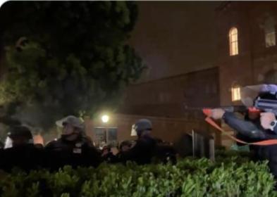 Proteste nelle universit&agrave; statunitensi, la polizia spara proiettili di gomma sull&rsquo;Universit&agrave; della California