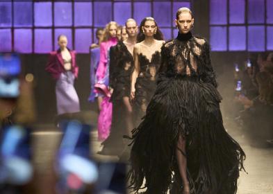 Nero carnale, gotico e conturbante, per lo show di Roberto Cavalli che veste la parte oscura dell&rsquo;anima femminile