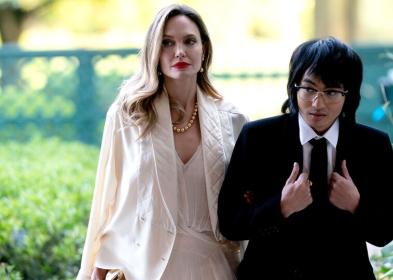 Angelina Jolie e Brad Pitt, anche il figlio maggiore Maddox rinuncia al cognome del padre