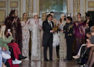 Anton Giulio Grande stilista e Presidente della Calabria Film Commission riceve il Premio Best Womenswear Designer nella suggestiva Villa Borromeo a Milano