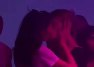 Bacio tra Elodie e Franceska Nuredini in discoteca, &egrave; il primo in pubblico dopo le voci sulla presunta relazione - VIDEO