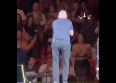 Eros Ramazzotti in concerto urla a una fan "siediti", lei gli mostra il seno nudo, lui imbarazzato si gira e scappa sorridendo - VIDEO