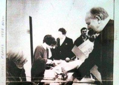 Dall'archivio della famiglia Papavassiliou-Ferraris riemerge la fotografia che ritrae Andy Warhol mentre autografa il poster disegnato da Petros