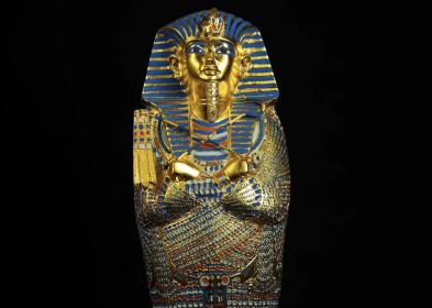 Il faraone Tutankhamon imbalsamato con pene eretto su propria disposizione: ecco il motivo simbolico in contrasto con il padre