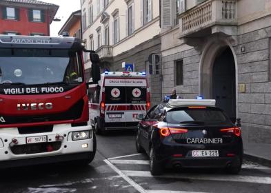 Bergamo, uomo cosparso di benzina minaccia di darsi fuoco davanti a Tribunale per &ldquo;divieto ex moglie di vedere figli&rdquo; - VIDEO