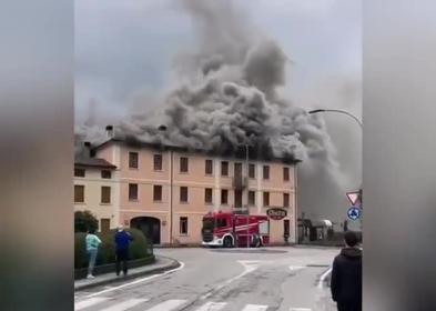Velo d'Astico (VI), incendio sopra l'ex pizzeria Cioci's, palazzina avvolta dalle fiamme: feriti e causa da accertare - VIDEO