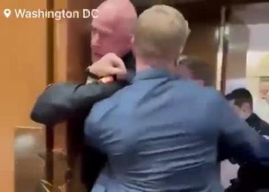 Ex marine Brian McGinnis ammette la verit&agrave; in Senato Usa: &ldquo;Guerra in Iran colpa di Israele&rdquo;, senatore sheehy e sicurezza gli spezzano mano e braccio - VIDEO