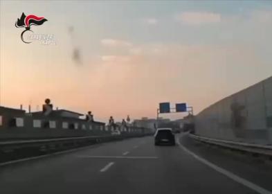 Napoli, arrestati 2 ragazzi per possesso di droga, 1,3kg tra hashish, marijuana e cocaina, l'inseguimento a 200 km/h - VIDEO