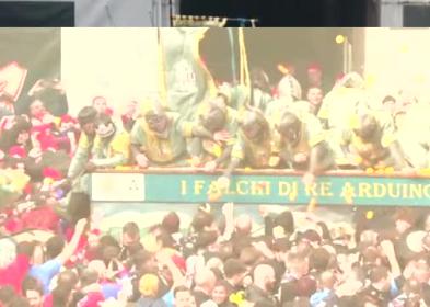 LaBattaglia delle Arance tinge di arancione il Carnevale di Ivrea