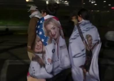 Olimpiadi, gli Usa festeggiano l'oro di Alysa Liu nel pattinaggio