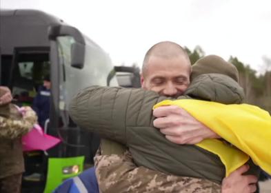 Ucraina, scambio di prigionieri. In 400 tornano a casa