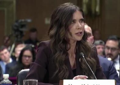 Da Minneapolis allo spot da 200 milioni: Trump licenzia Kristi Noem