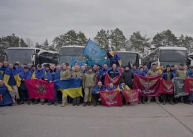 Tornano dalla Russia 300 prigionieri di guerra ucraini