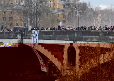 Sciopero transfemminista, a Roma lo striscione contro la guerra 