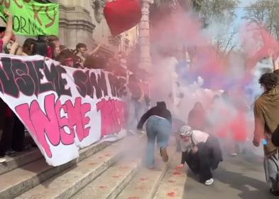 Corteo a Roma, fumogeni e mani rosse su scale ministero Istruzione