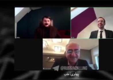 Iran, siparietto tra comici russi e Reza Pahlavi, 1 vestito da Hitler: &ldquo;Merz attacca con Usa, lei pronto a governare?" - VIDEO
