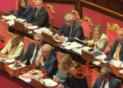Meloni prende appunti durante interventi in Senato dopo informativa su crisi Iran