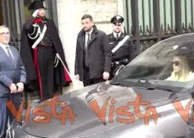 Giorgia Meloni rientra in Senato per la discussione sulla crisi in Iran