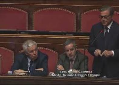 Calenda a Meloni: Per difendere l'Ue deve abbandonare Orban e Trump
