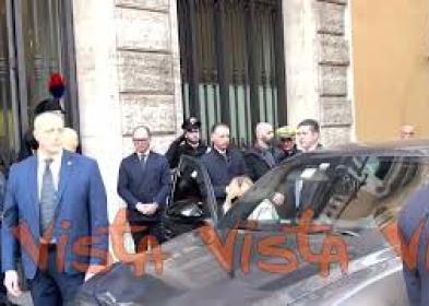 L'arrivo di Giorgia Meloni al Senato per le comunicazioni sulla crisi in Medio Oriente
