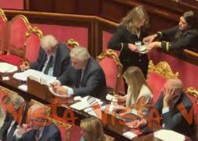 Un bicchiere d'acqua per la premier Meloni durante la discussione in Senato sulla crisi in Iran