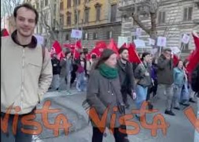 Il corteo dei centri sociali contro referendum, guerra e Governo a Roma