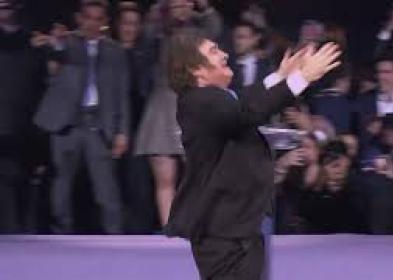 il Presidente argentino Milei sale sul palco dell'Economic Forum di Madrid come una 'rockstar'