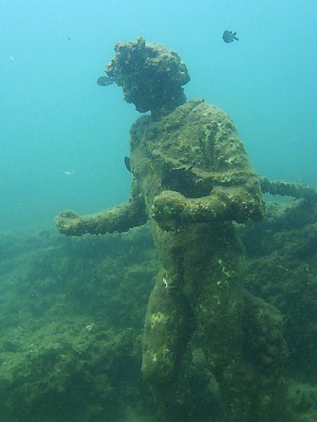 Statua di Dioniso con corona d'Edera nel Ninfeo di punta Epitaffio (fonte:wikipedia)