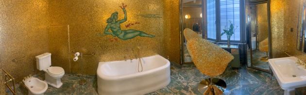 Il bagno in mosaico dorato di Emilio Monti  con Venere dei coralli in stile Giò Ponti, pavimento in quarzo verde, specchi decorati e Poltrona Margheri