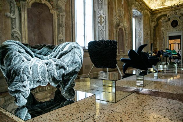 scorcio della Galleria con l'esposizione delle poltrone. In primo piano piano Grinza