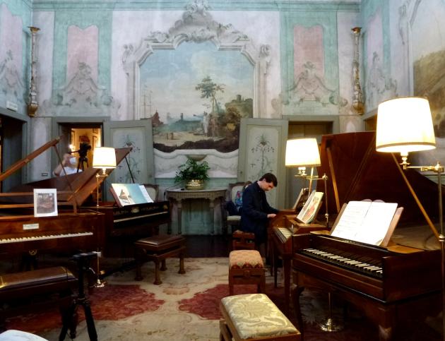 Particolare della sala dipinta da Francesco Zuccarelli degli preziosi strumenti delle liuterie viennesi