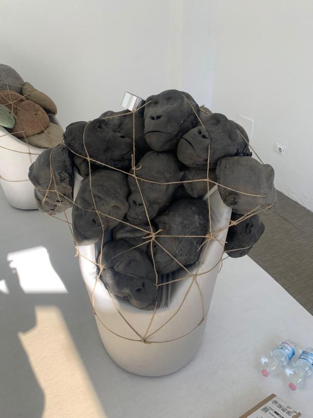 Intervento di Stefano Bombardieri sulla sedia Pila progettata da Paolo Nava e Luca Arosio per Rubelli Mostra Surprise al Superstudio galleria Oblong