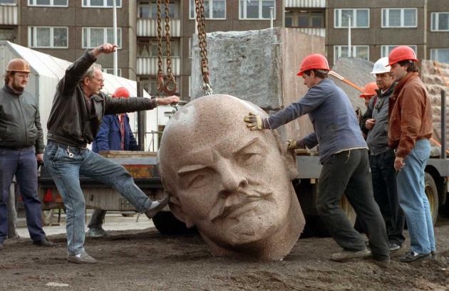 Statua di Lenin abbattuta
