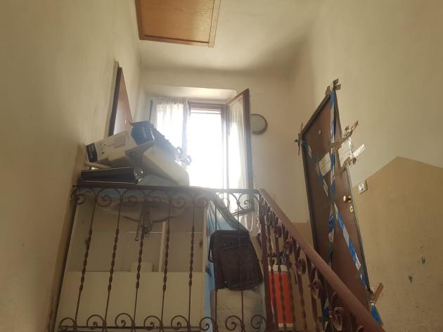Il pianerottolo di casa della piccola Diana Pifferi - PORTA D'INGRESSO SEQUESTRATA DAGLI INQUIRENTI