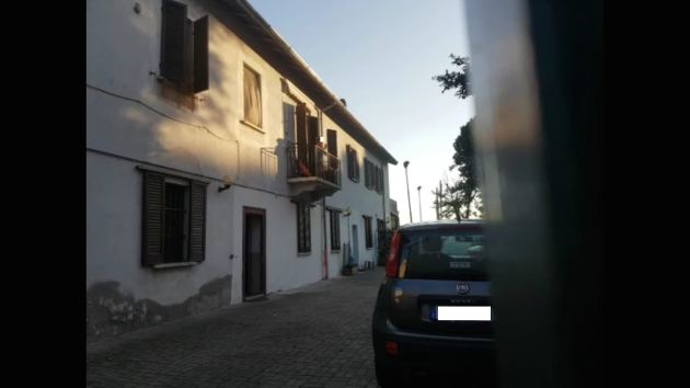 Maria Pifferi affacciata al balcone della sua abitazione: è la madre di Alessia e nonna di Diana