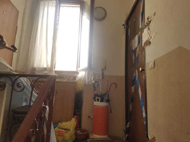 Il pianerottolo di casa della piccola Diana Pifferi