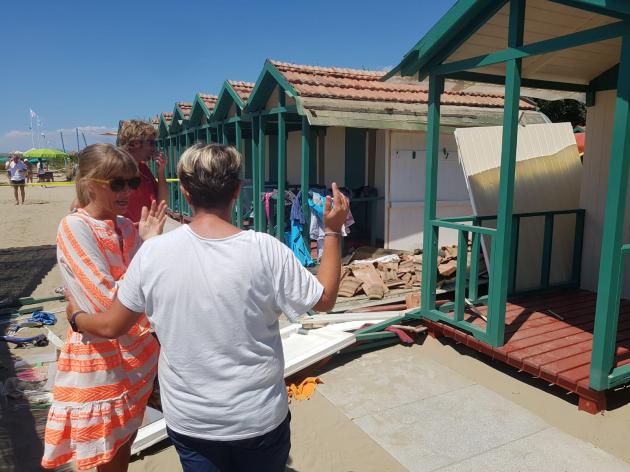 Forte dei Marmi, Bagno Piero sfondato da un'auto