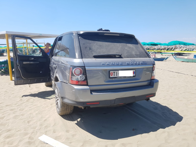 Forte dei Marmi, Bagno Piero sfondato da un'auto