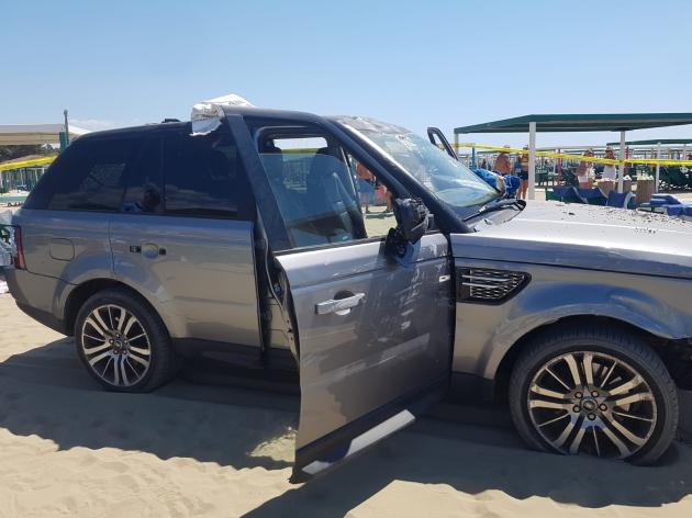 Forte dei Marmi, Bagno Piero sfondato da un'auto